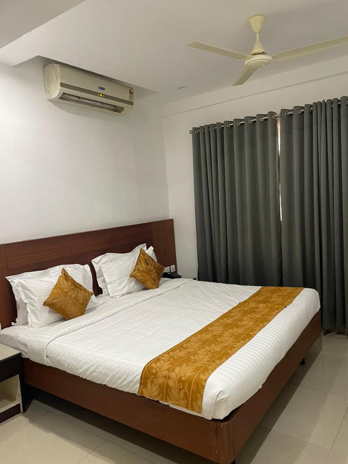 Kallada Sangeetha Hotels Thrissur Екстериор снимка